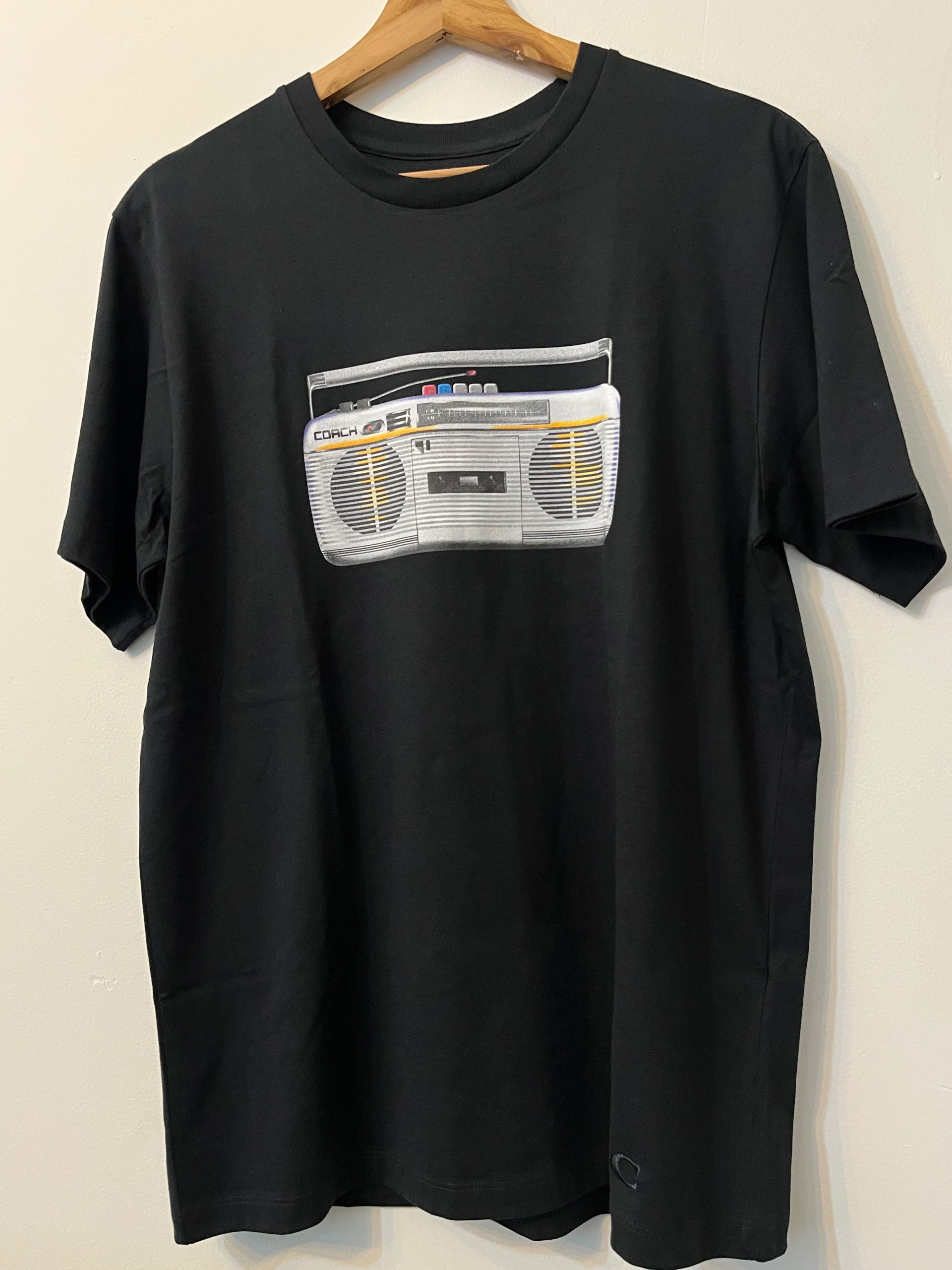 Camiseta Coach negra talla M con gráfico de estéreo, vista frontal original