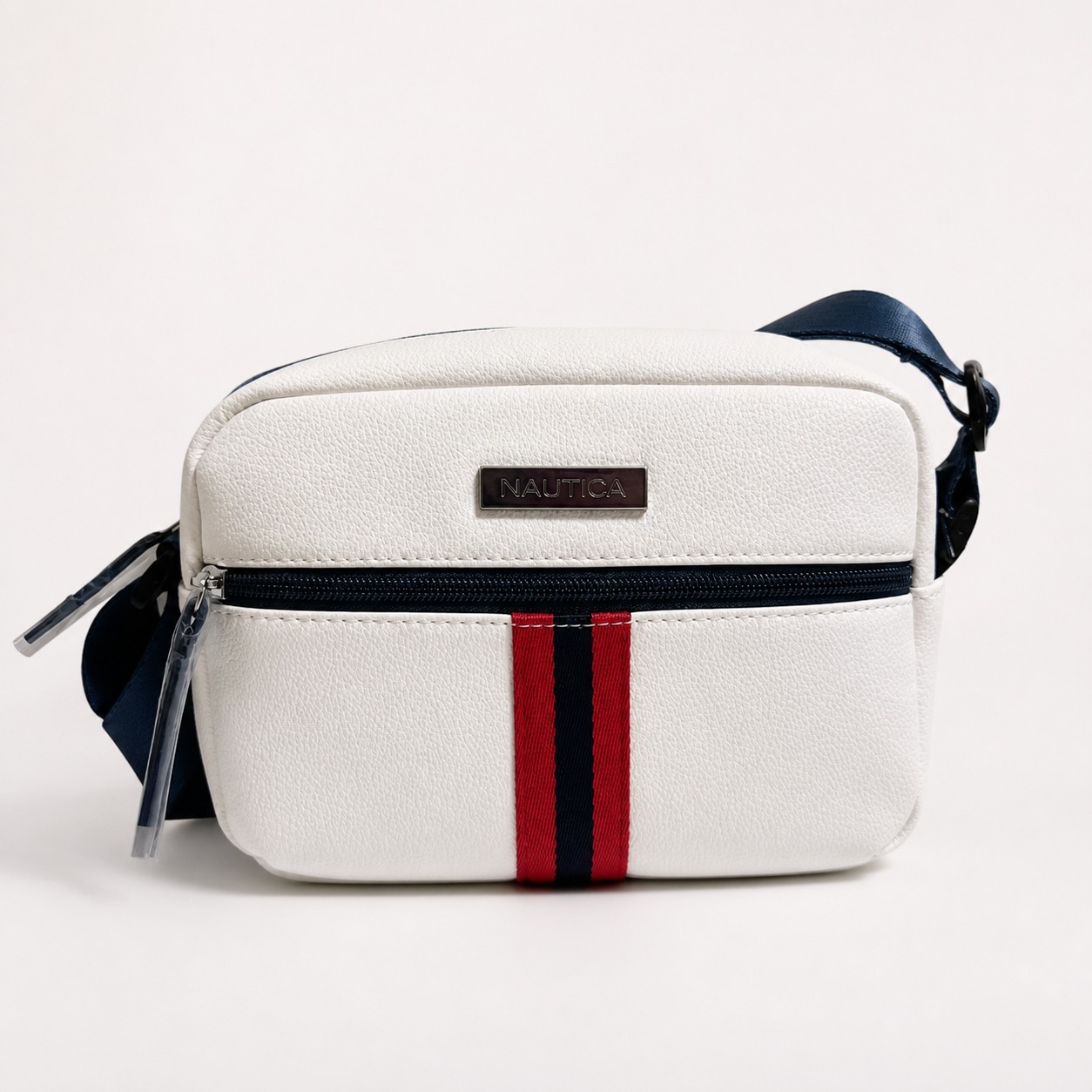Bolso crossbody Nautica Camera blanco con franjas azul marino y rojo, fotografía real
