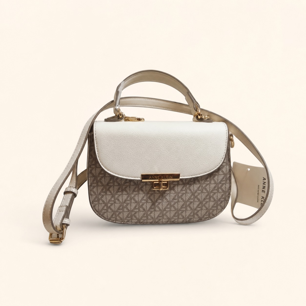 Bolso crossbody Anne Klein beige y taupe con herrajes dorados