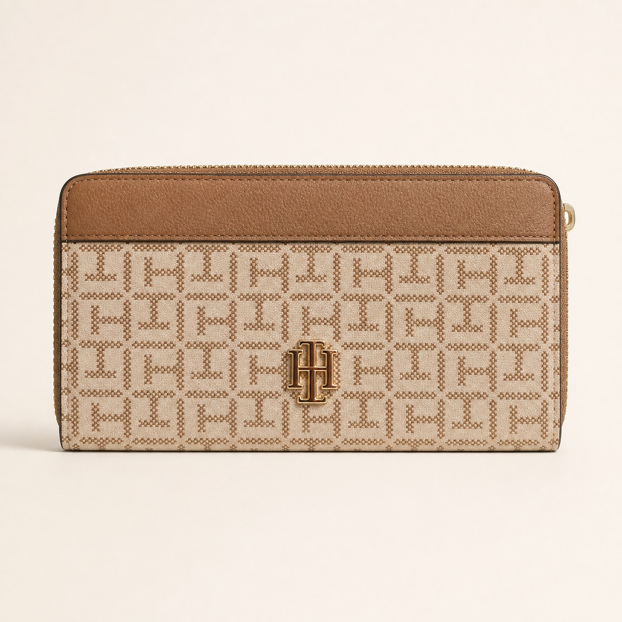 Cartera Tommy Hilfiger beige y taupe con monograma y emblema dorado