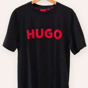 Camiseta negra HUGO con logo rojo talla S, vista frontal