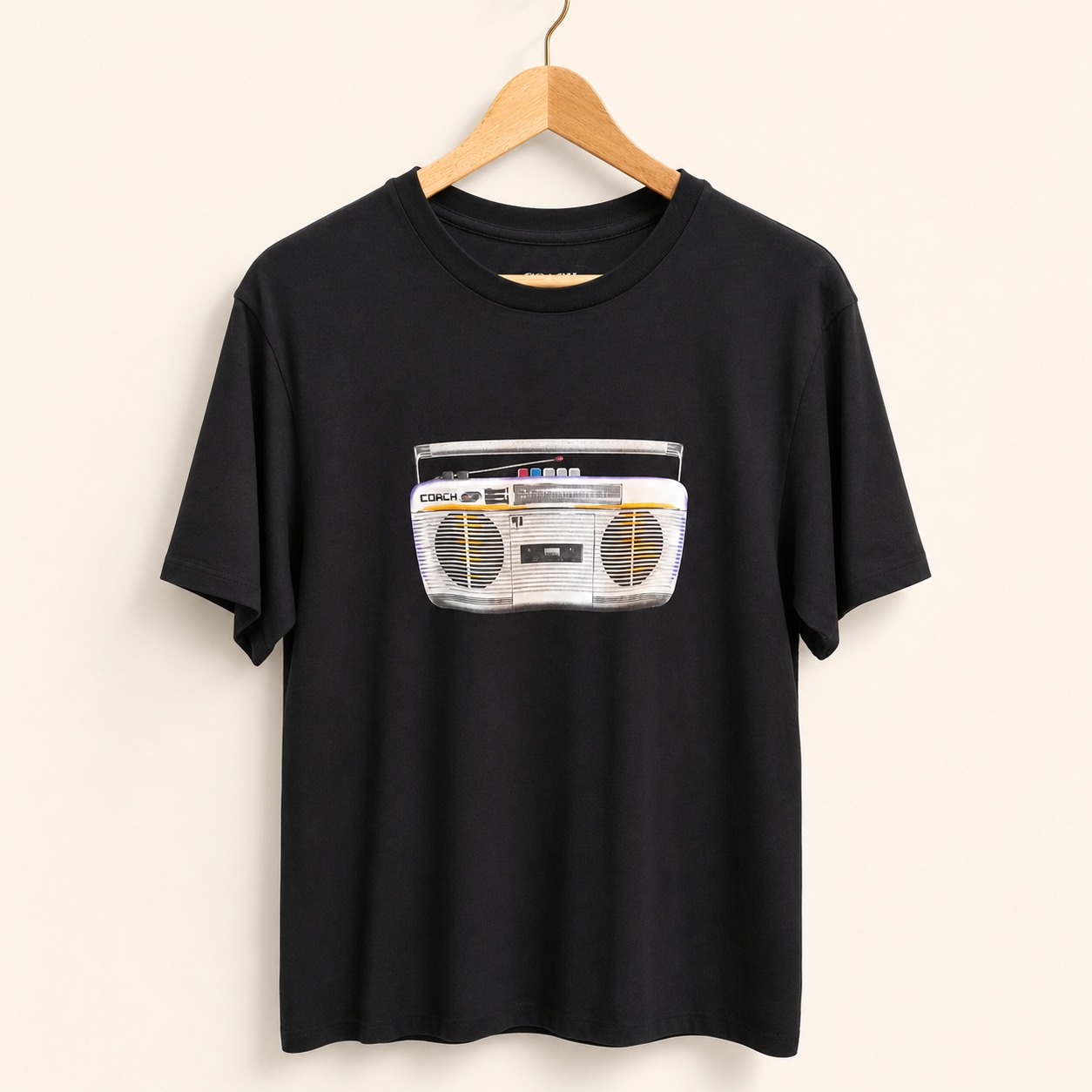 Camiseta Coach negra con gráfico de estéreo talla M, vista frontal