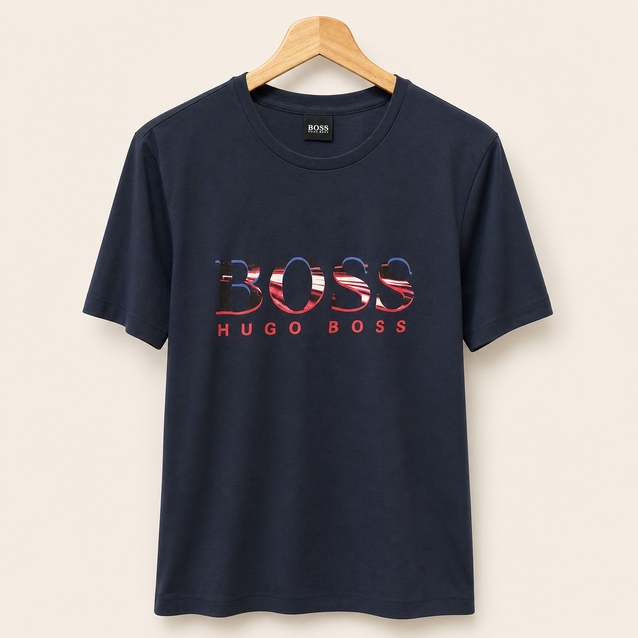 Camiseta BOSS azul oscuro con logo multicolor talla S, vista frontal