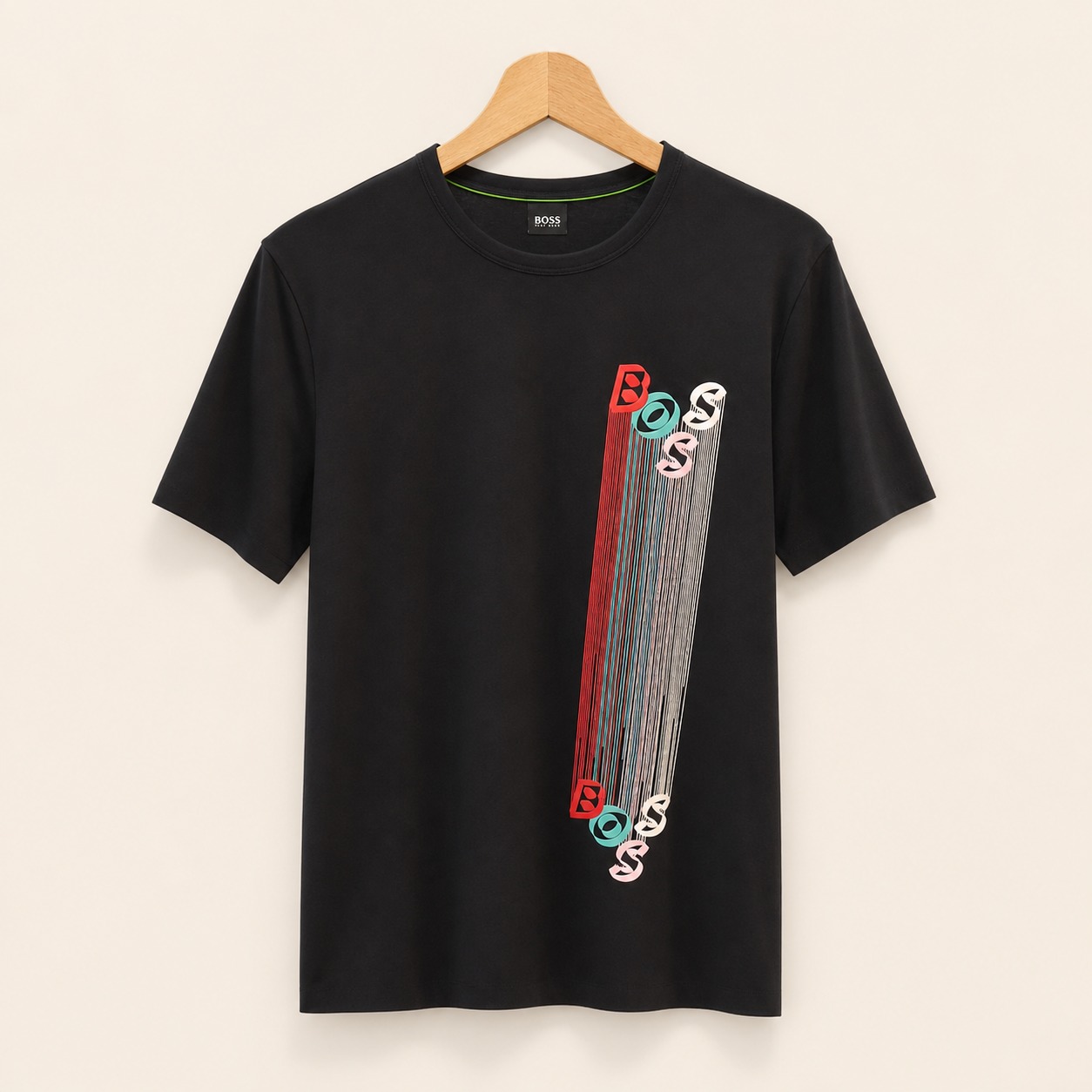 Camiseta BOSS negra con gráfico vertical talla M, vista frontal