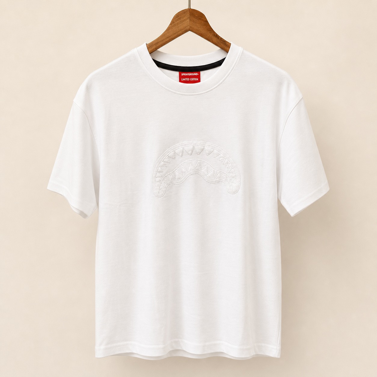 Camiseta Sprayground blanca con gráfico tonal talla S, vista frontal