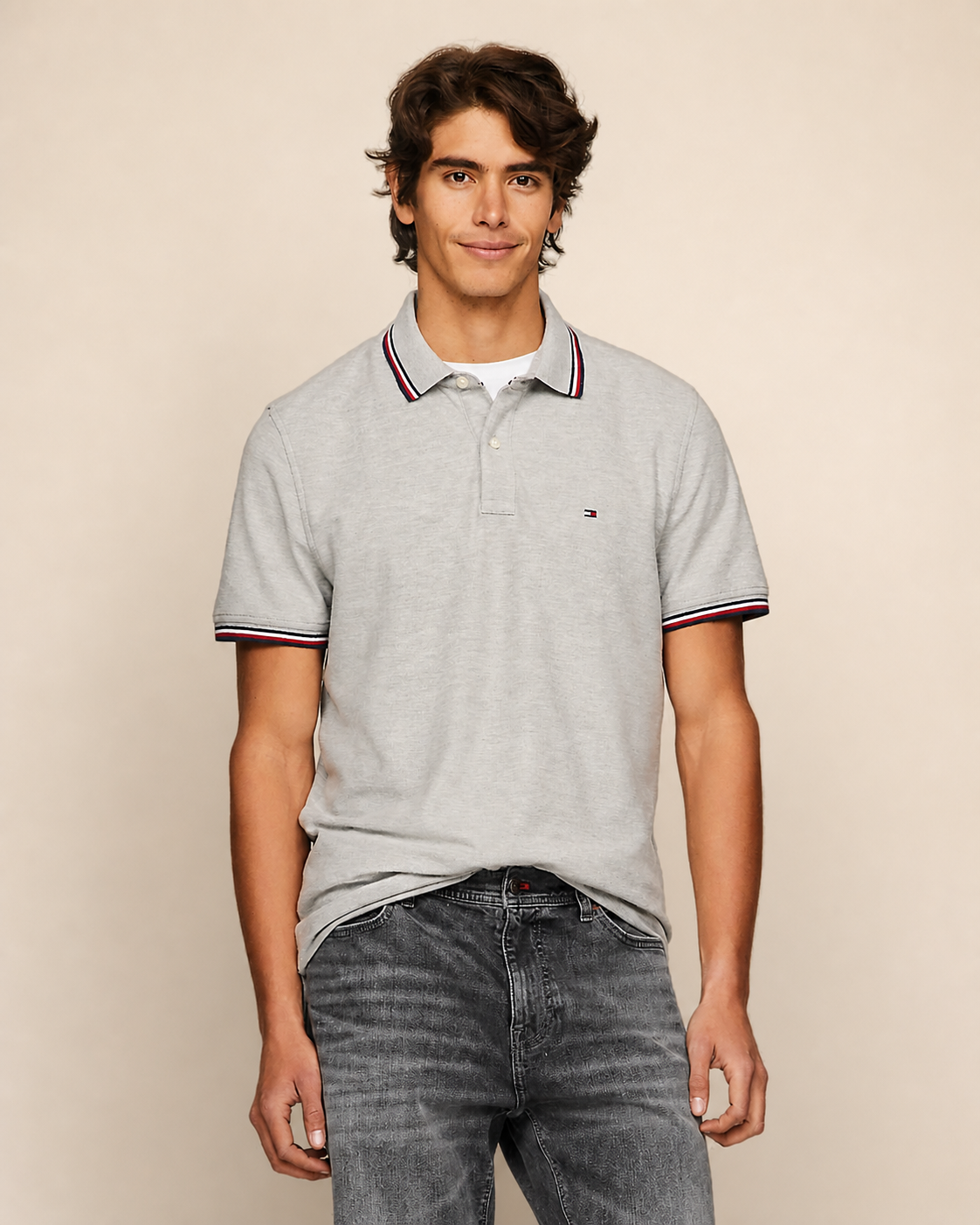 Tommy Hilfiger polo gris con ribetes talla L, vista frontal en modelo