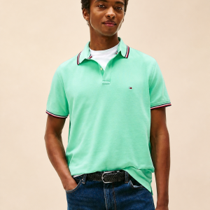 Tommy Hilfiger polo verde menta con ribetes talla M, vista frontal en modelo