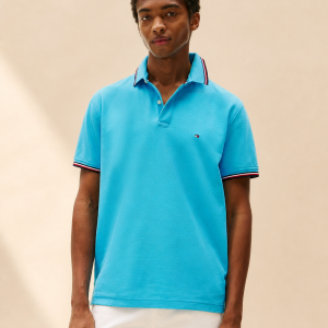 Tommy Hilfiger polo azul turquesa con ribetes talla L, vista frontal en modelo