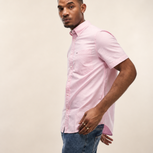 Tommy Hilfiger Oxford camisa rosa manga corta talla L, vista frontal en modelo