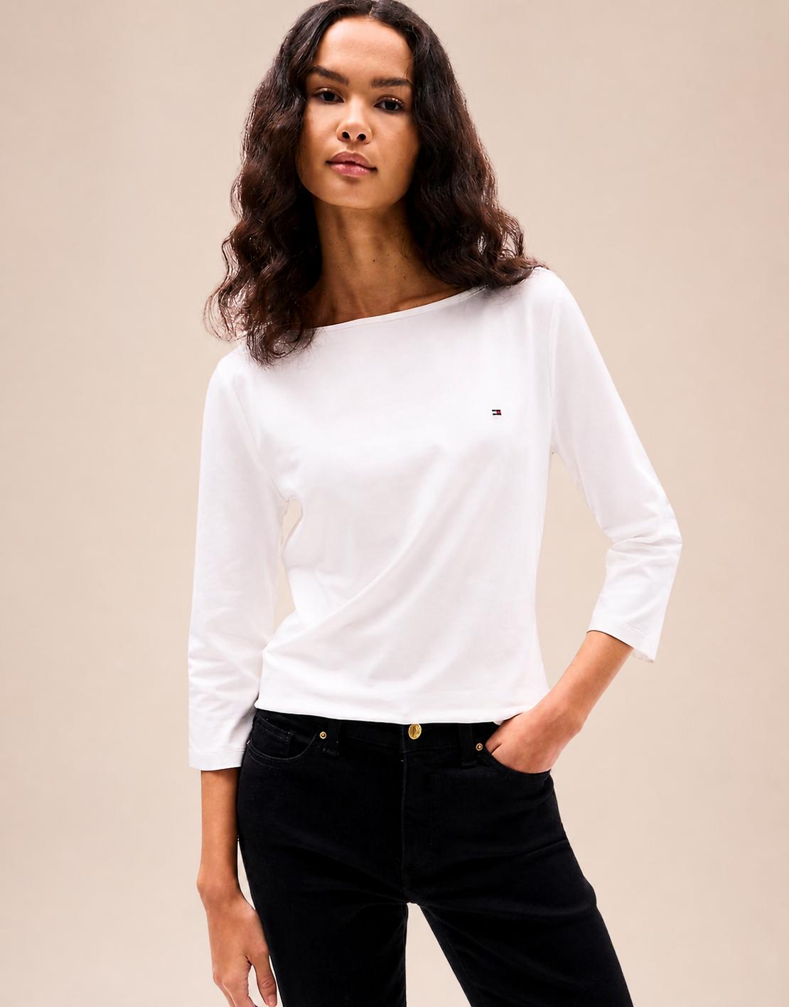 Tommy Hilfiger blusa blanca manga tres cuartos talla L/G, vista frontal en modelo