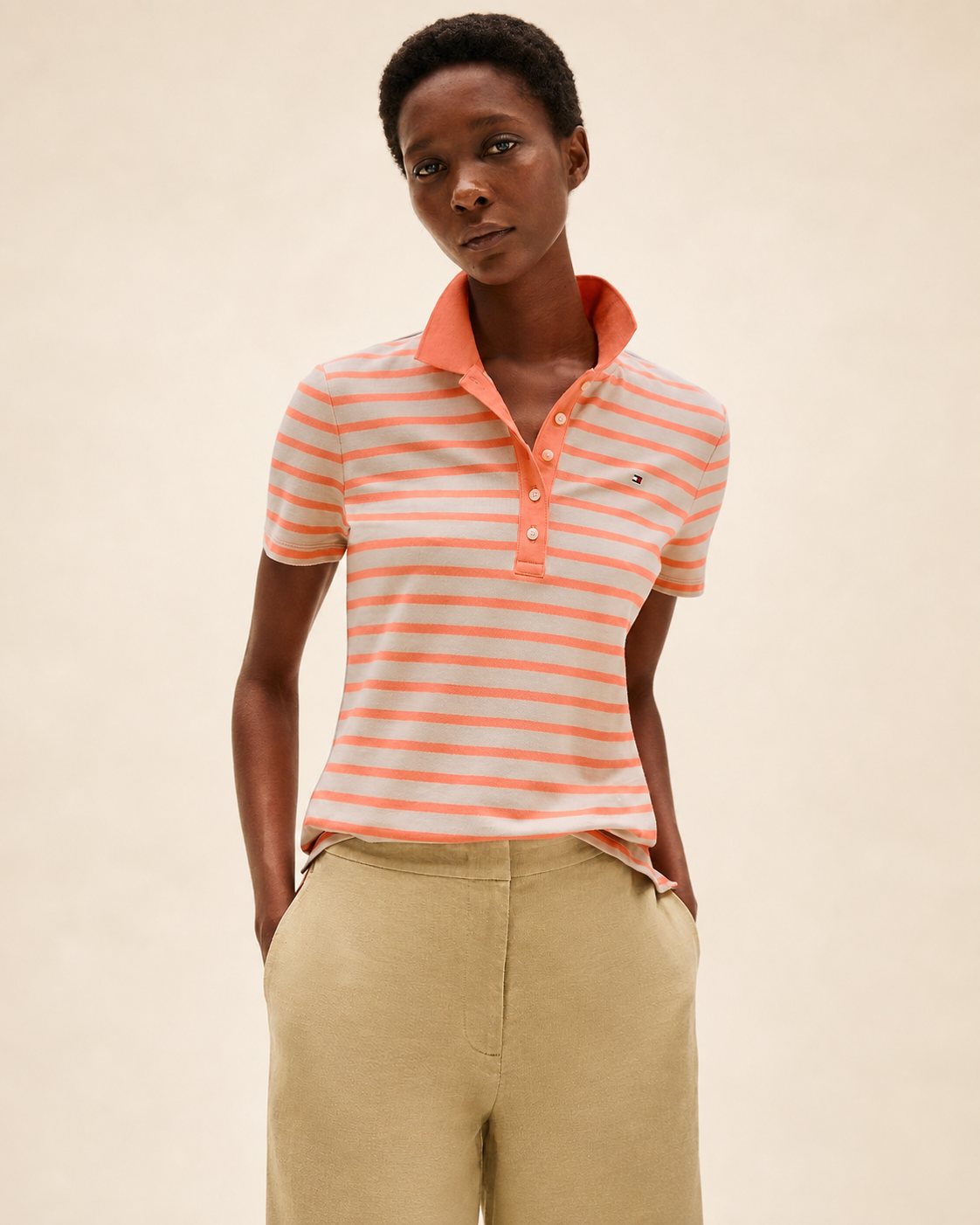 Tommy Hilfiger polo a rayas coral talla S, vista frontal en modelo