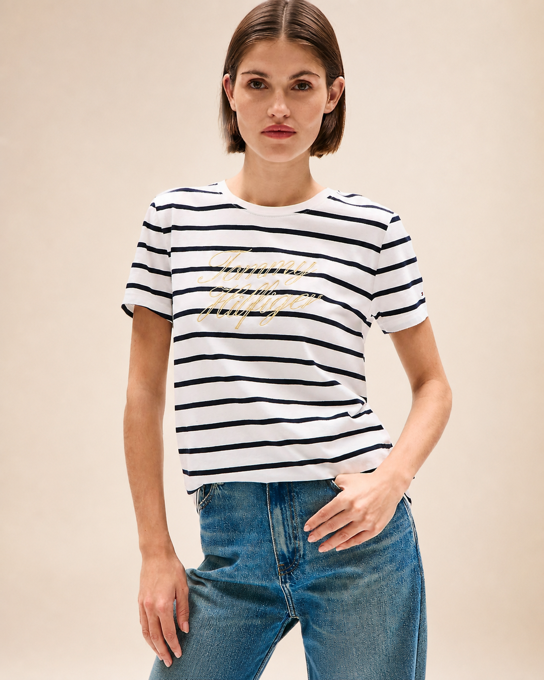 Tommy Hilfiger camiseta blanca a rayas azul marino talla S, vista frontal en modelo