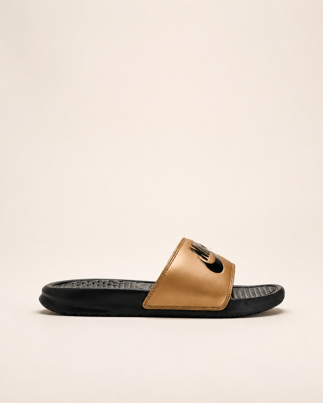 Nike Benassi JDI sandalia negra con correa dorada, vista lateral