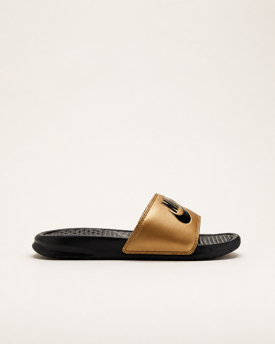 Nike Benassi JDI sandalia negra con correa dorada, vista lateral