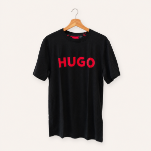 Camiseta HUGO negra con logo rojo talla S, vista frontal