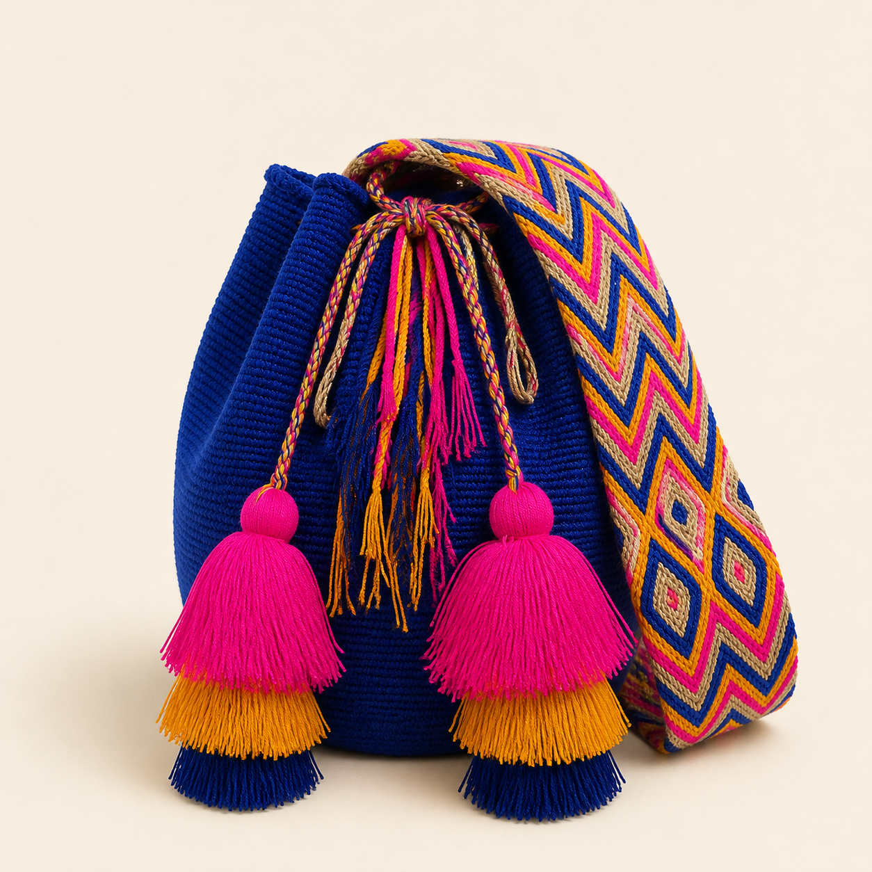 Mochila artesanal azul con pompones multicolor